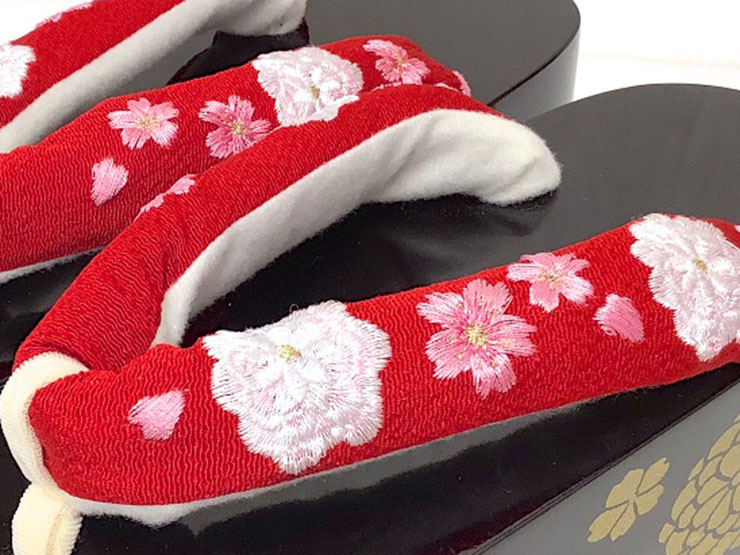 Amazon.co.jp: [和さくら庵] こっぽり ぽっくり 下駄 ぼかし塗 桜 黒鼻緒 振袖 成人式 卒業式 袴 着物 : ファッション
