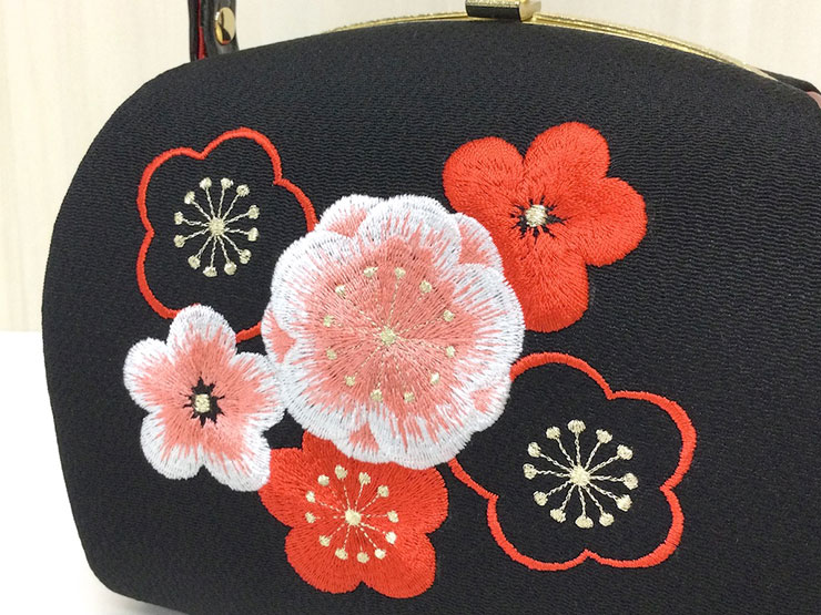 《送料無料》振袖に最適　草履バックセット　綺麗な赤地・黒に刺繍柄　Fサイズ新品