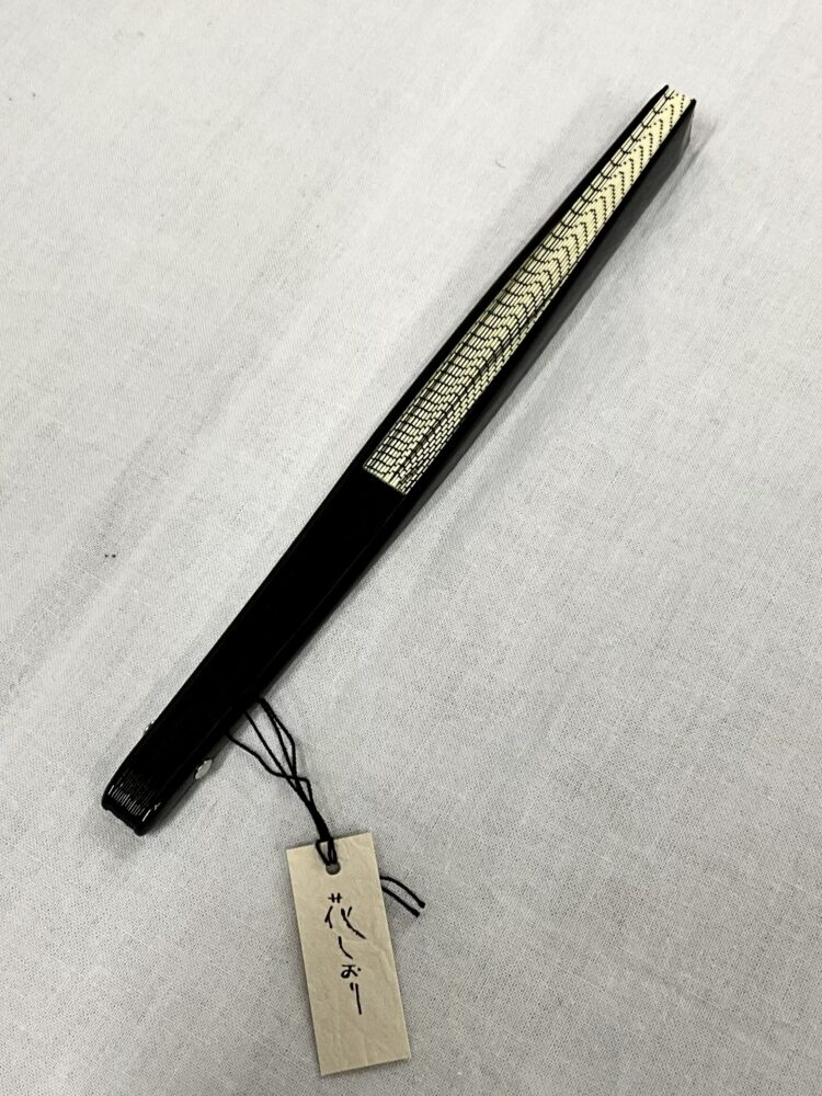 扇子を閉じた画像