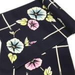 黒地にアサガオ