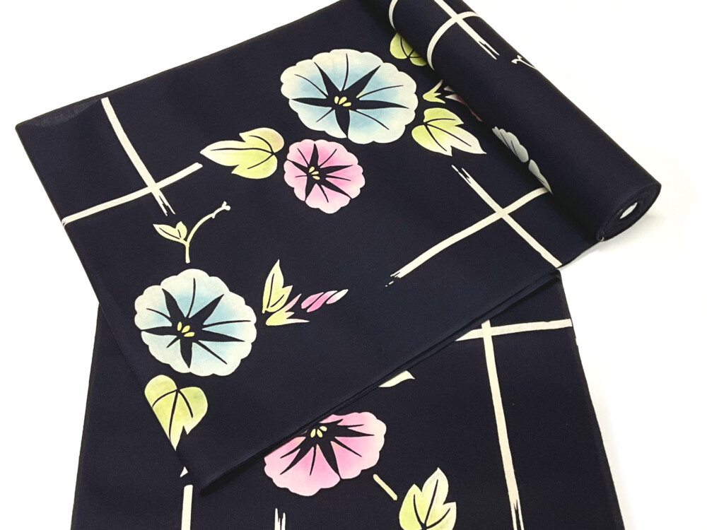 黒地にアサガオ